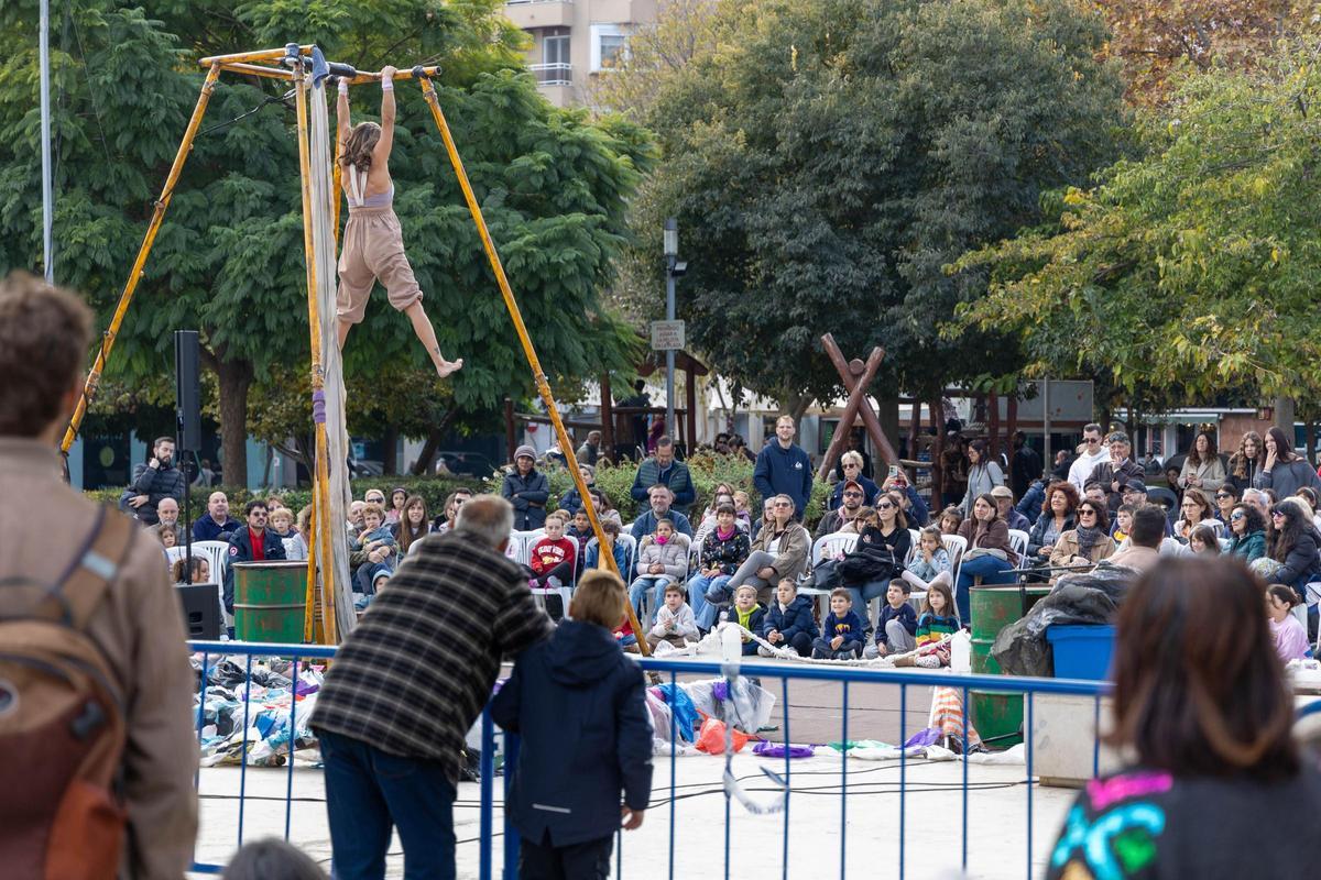 Espectáculo circense, en la plaza Séneca a la misma hora que iniciaron las visitas a la casa de Papa Noel.