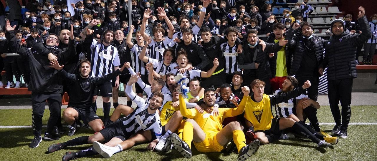 Los jugadores del Victoria CF celebran a victoria frente al Hernani que les ha permitido progresar en la Copa del Rey.