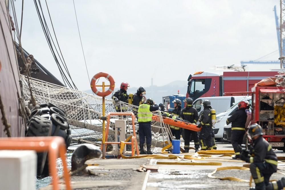 Simulacro de incendio en un buque en el Puerto de La Luz