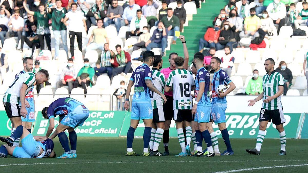 Simo Bouzaidi es amonestado durante el choque frente al Coria.