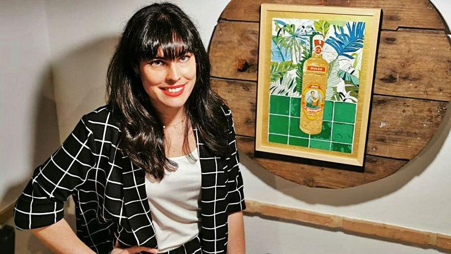Clara Gómez Campos, junto a una de sus obras en Taberna Bolero.