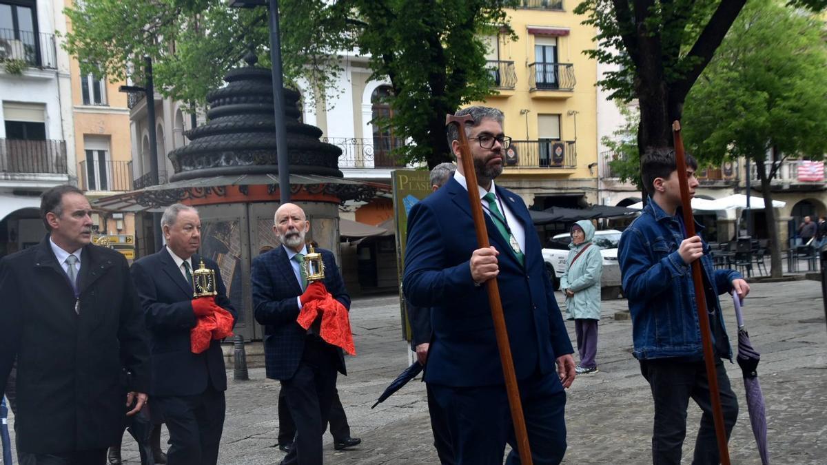 La Vera Cruz de Plasencia traslada el 'Lignum Crucis' y la Santa Espina en procesión este Jueves Santo ante los fieles.