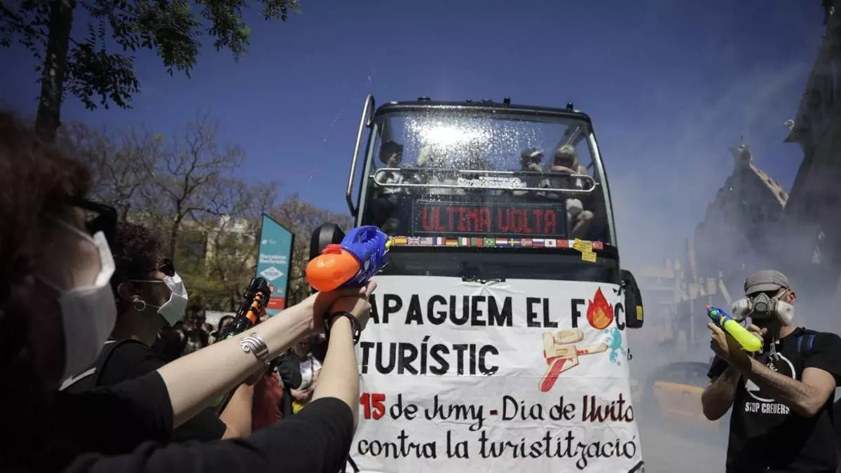 Protesta contra el turismo en Barcelona: activistas inmovilizan un bus turístico y disparan pistolas de agua