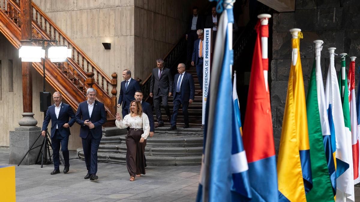 El presidente canario, Fernando Clavijo, accede junto a los presidentes de cabildos insulares al patio de Presidencia del Gobierno en Tenerife.