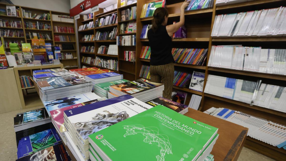 Libros de texto en una librería de València.