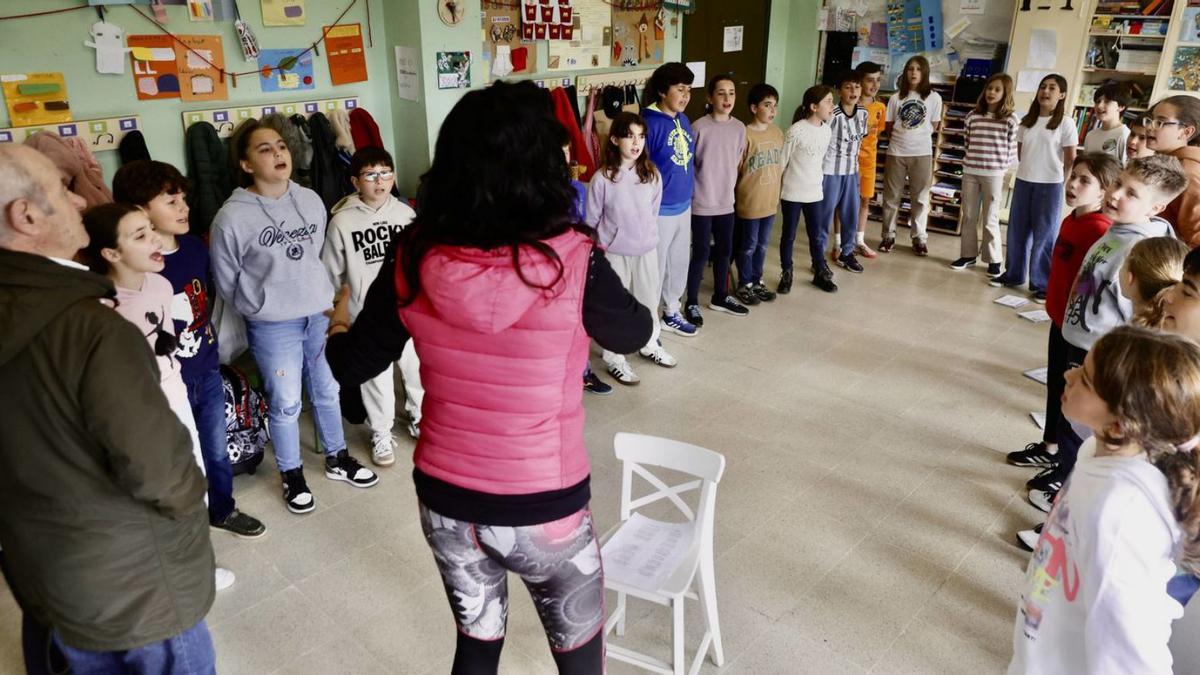 Nacho Fonseca, a la izquierda, cola profesora Fátima Durán, nun ensayu dientro una clas. | MARCOS LEÓN 