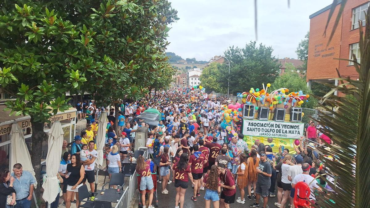 El desfile, saliendo de El Casal.