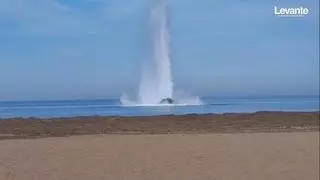 Géiser y sacudida: así ha sido la explosión controlada de un obús de la Guerra Civil en una playa de Dénia