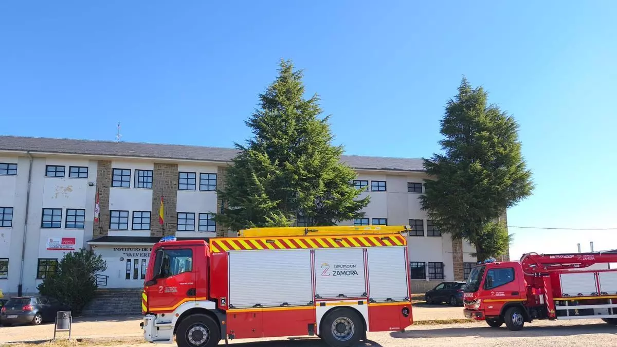 Los bomberos de Rionegro retiran dos avisperos del Instituto de Puebla de Sanabria