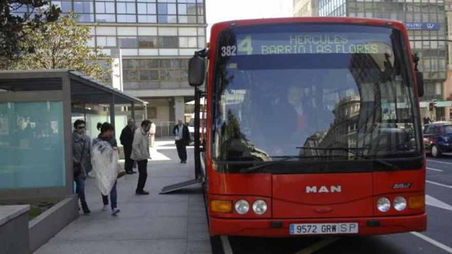 Un vecino con movilidad reducida, sube, ayer, en el primero de los buses adaptados de la línea 4. / antón varela