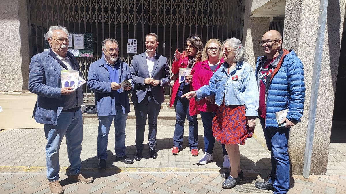 Luciano Huerga y miembros de la candidatura socialista a las puertas del Mercado de Abastos.