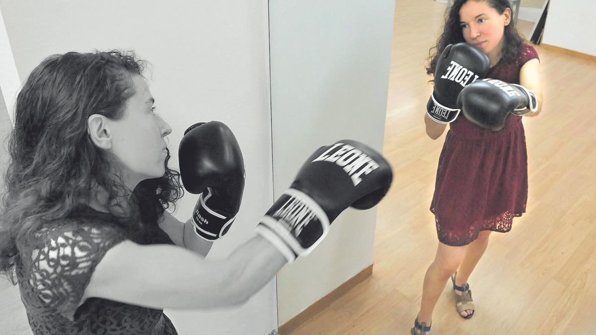 Sofía Martínez boxeando en su galería.