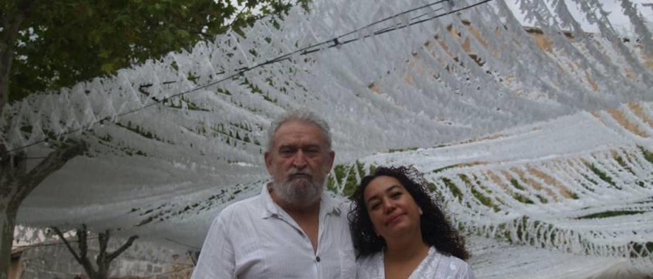 Llorenç Barber y Montserrat Palacios, en la Plaza Mayor de Pollença.