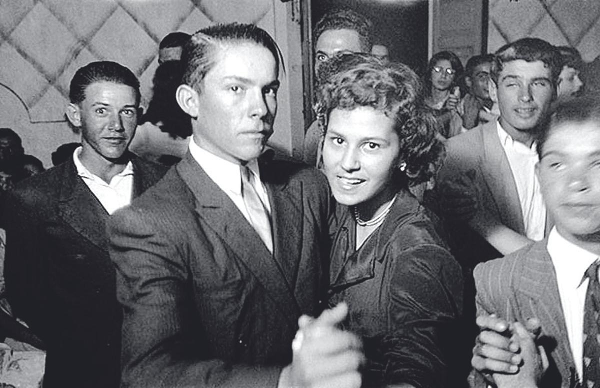 Baile ‘agarrao’ durante una fiesta en el pueblo de Guatiza (1950)