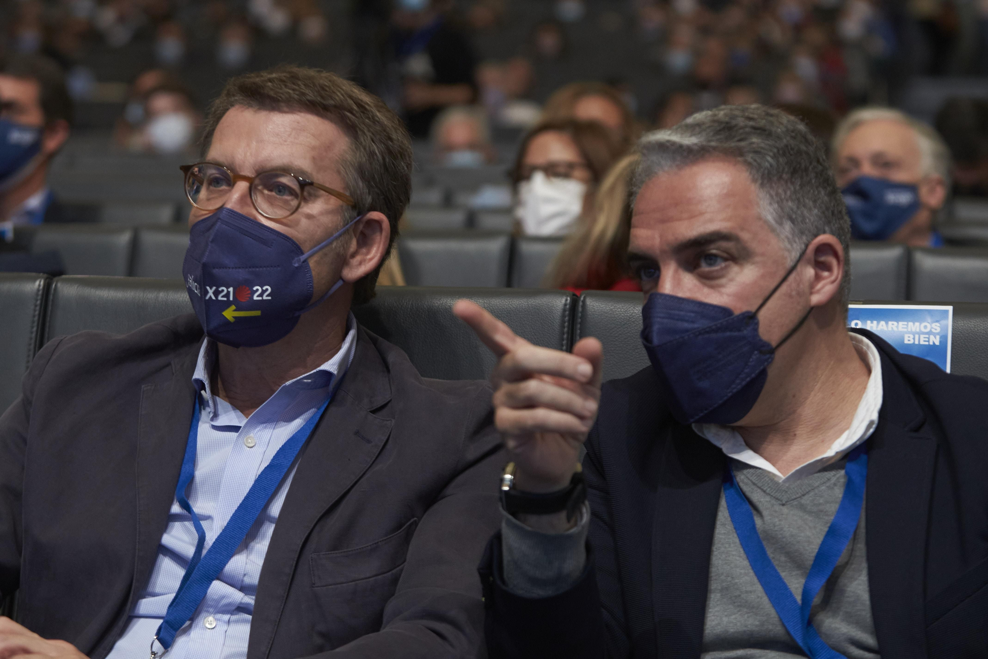 El presidente de la Xunta de Galicia y candidato a la presidencia del PP,  Alberto Núñez Feijóo, (i) y el consejero de Presidencia de la Junta de Andalucía y Coordinador del PArtido Popular, Elías Bendodo, (d).