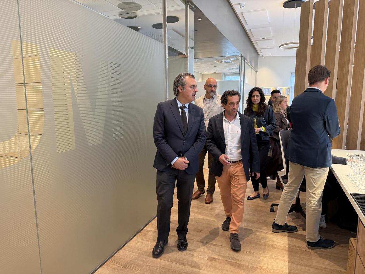 Vera (izq.) visita las instalaciones de Lum Magnetic, este lunes.