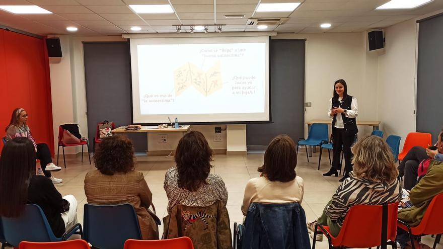 Llanera abre la Escuela de Familias: &quot;Los niños que crecen sintiéndose apoyados tienen más autoestima&quot;