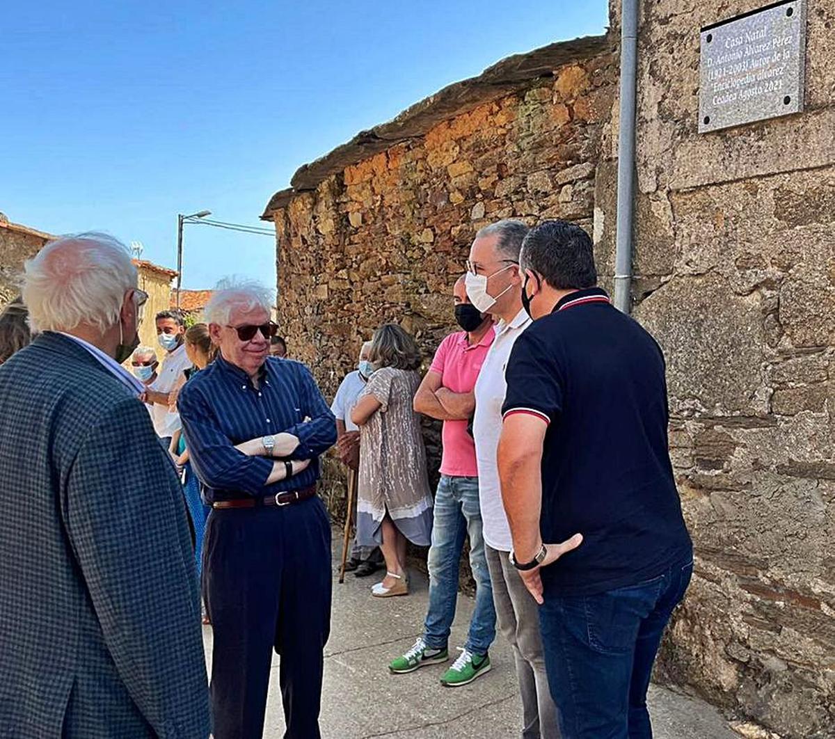 Descubrimiento de la placa en Ceadea de Aliste. | Ch. S.
