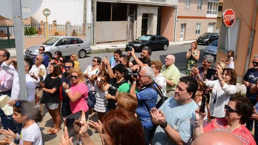 Numerosos vecinos, amigos y compañeros acudieron al homenaje de ayer. // Gonzalo Núñez