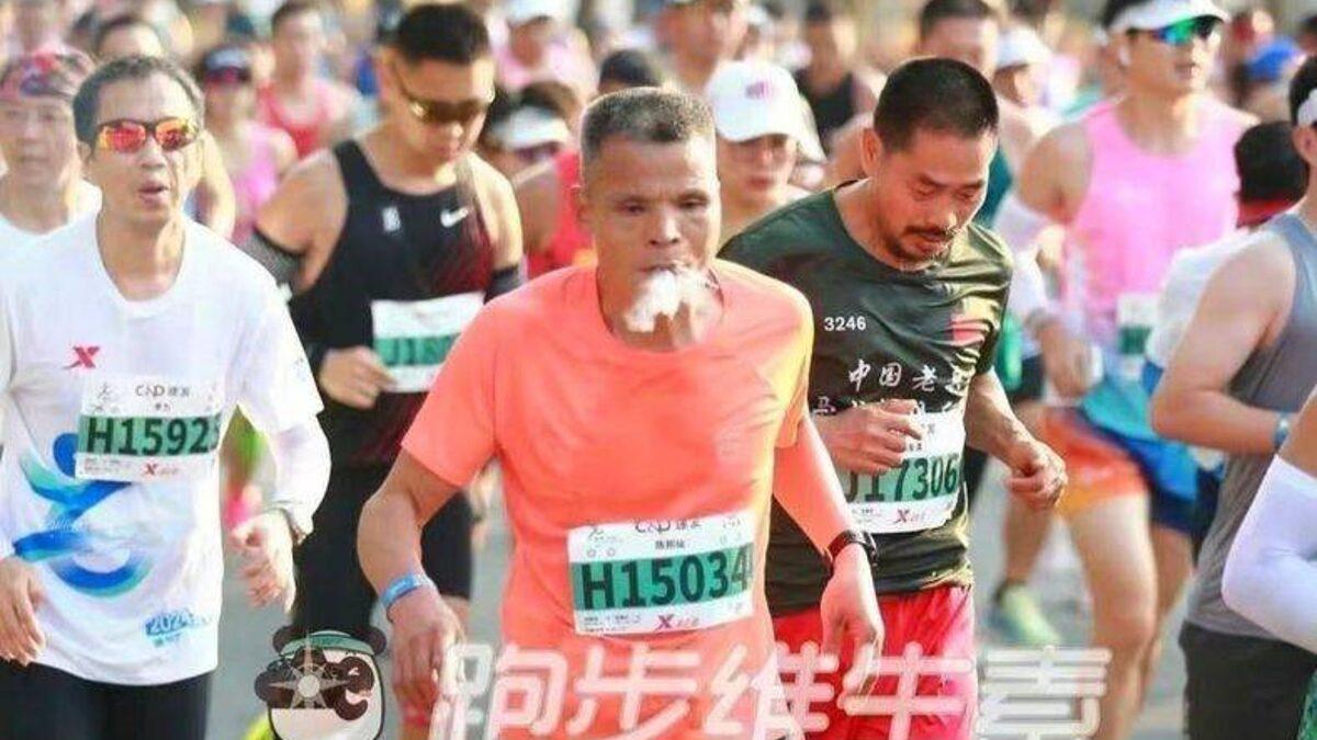 Descalifican al atleta de un maratón por fumar mientras corría