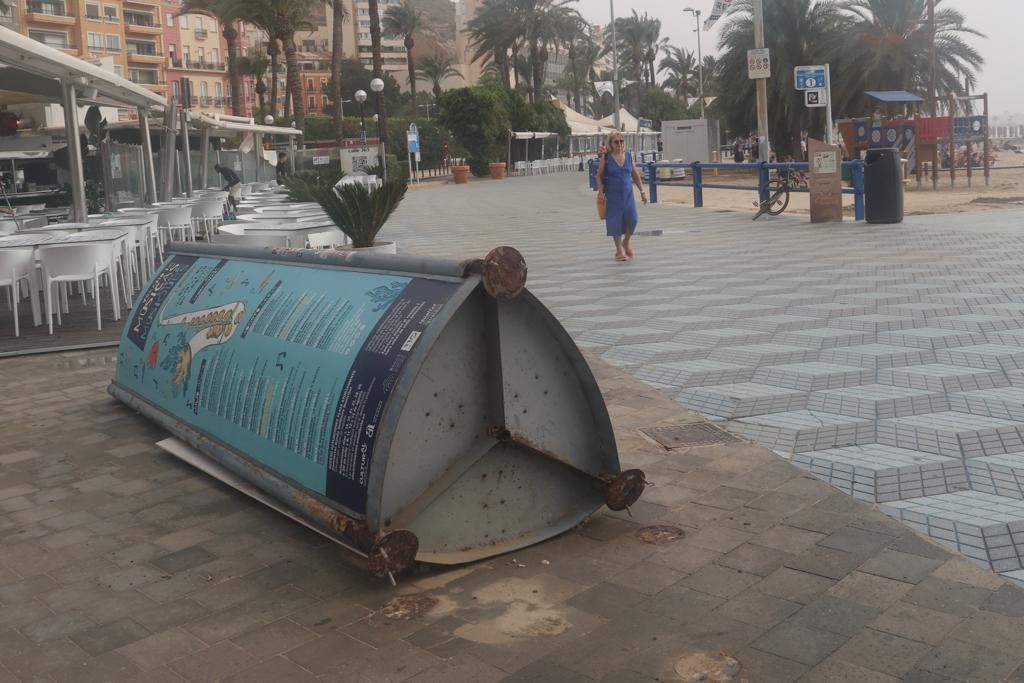 Así está la playa del Postiguet después del temporal