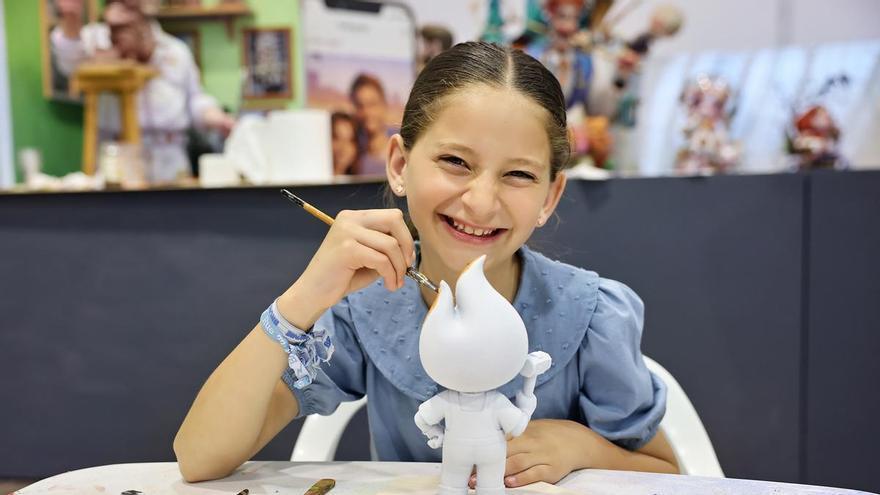 Marta y la corte infantil elaboran ninots para la Semana Gremial