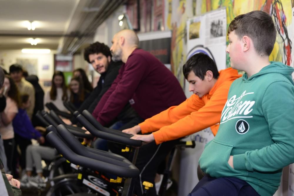 El instituto cambrés David Buján conmemora el día escolar de la no violencia y la paz con una pedalada virtual con la que pretende acompañar en su camino a los refugiados sirios en su búsqueda de un futuro.