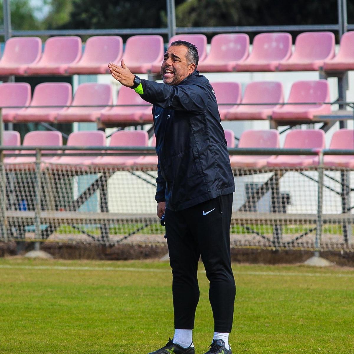 Germán crespo da indicaciones durante un entrenamiento en El Mayayo