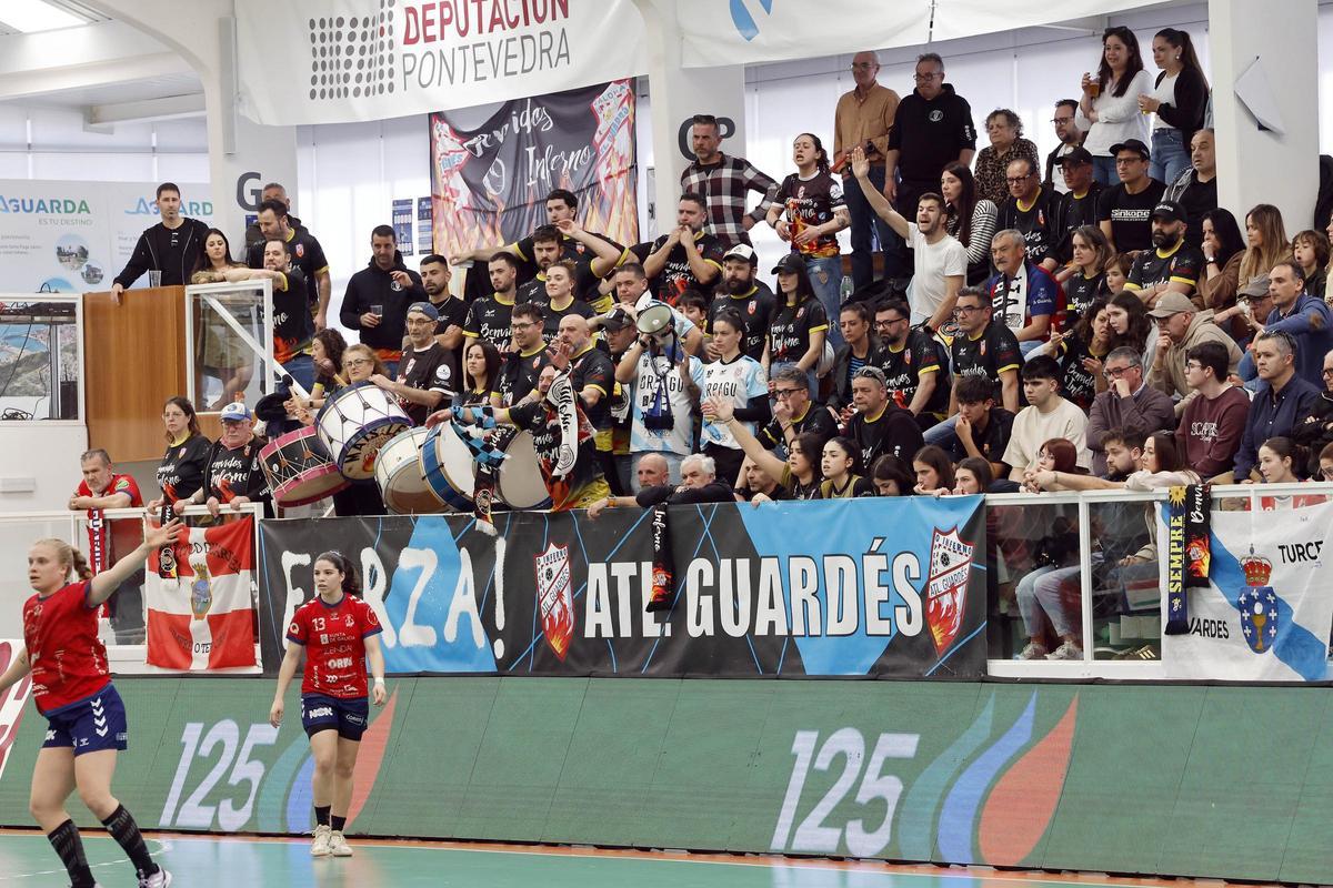 Derbi de balonmano entre el Mecalia Guardés y el Orbe Zendal Porriño, en imágenes