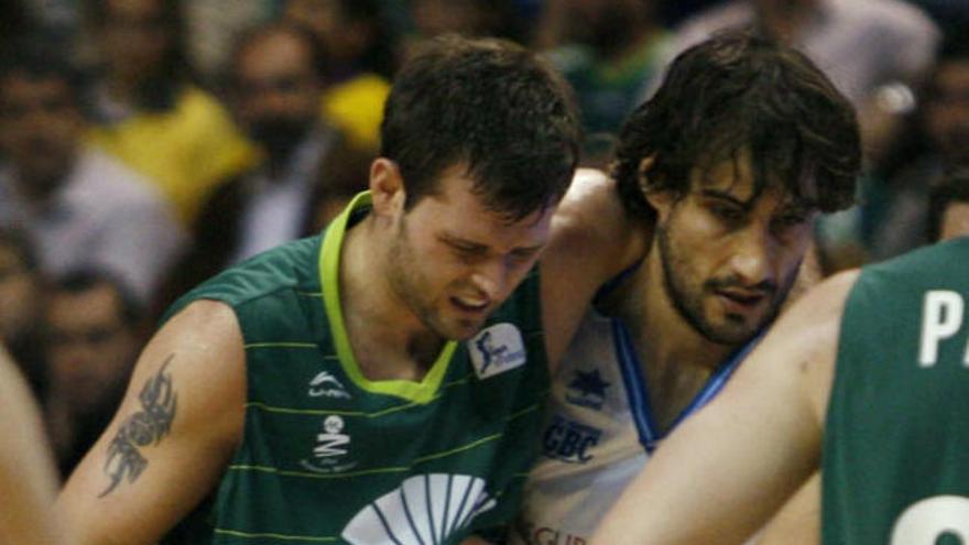 Freeland recibe la ayuda de Doblas para salir de la cancha tras su lesión.