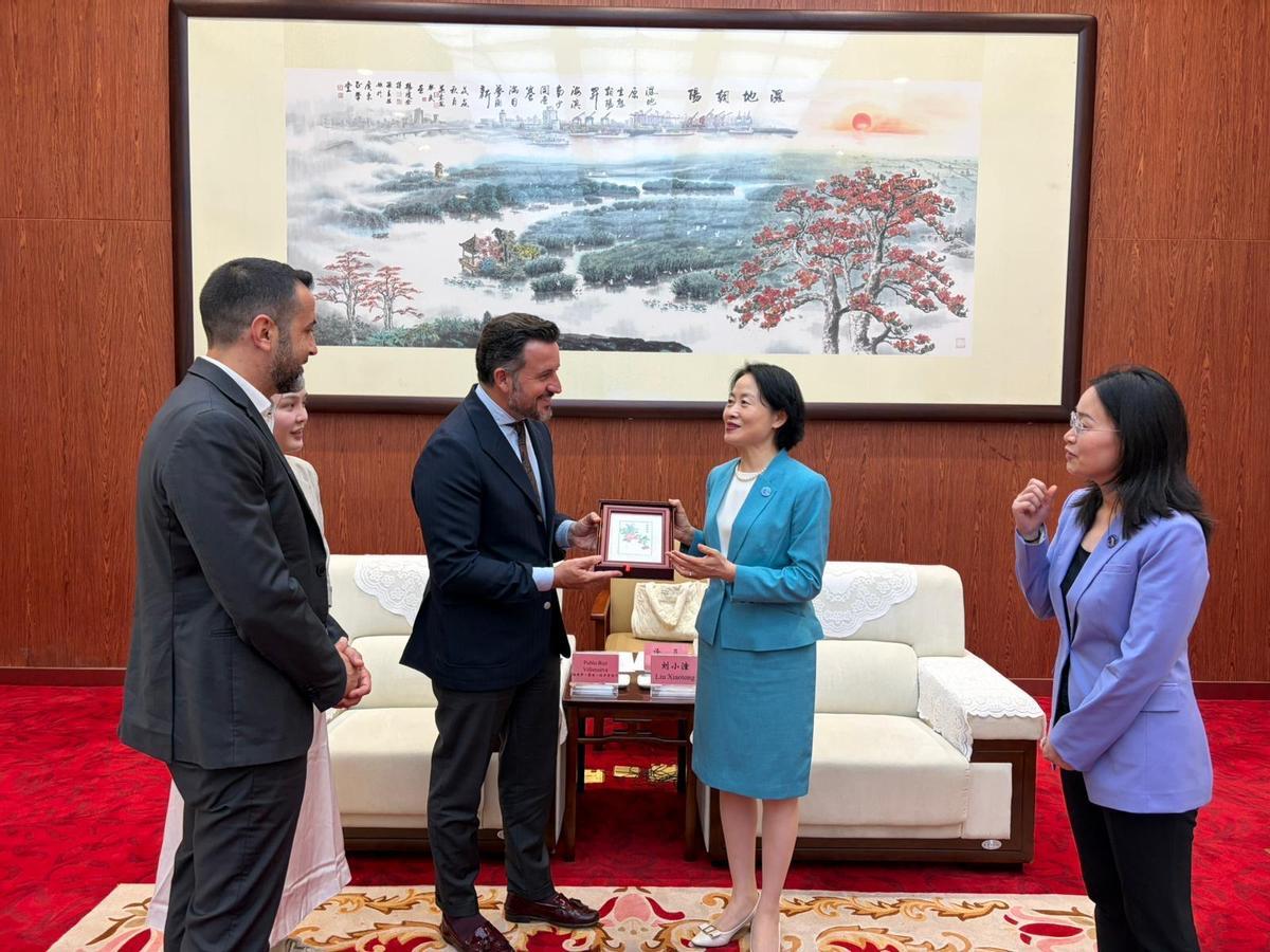 El alcalde de Elche recibe un presente de la delegación china