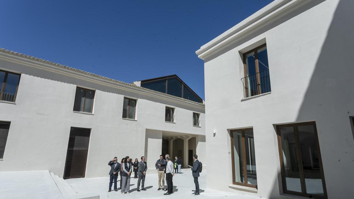 Una visita municipal al interior de la Casa de la Misericordia, que acogerá el futuro museo.