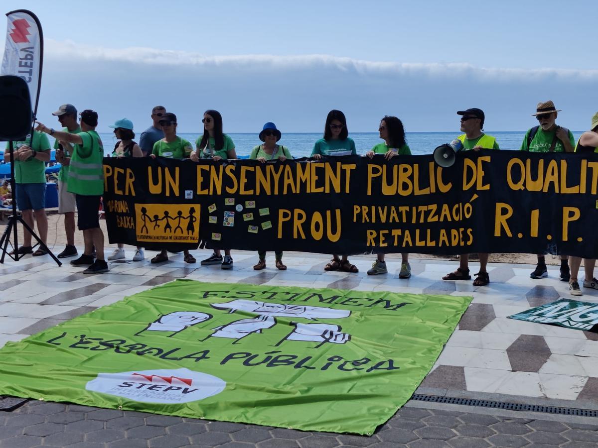 La protesta ha llegado a la playa de Levante donde se ha leído un manifiesto.