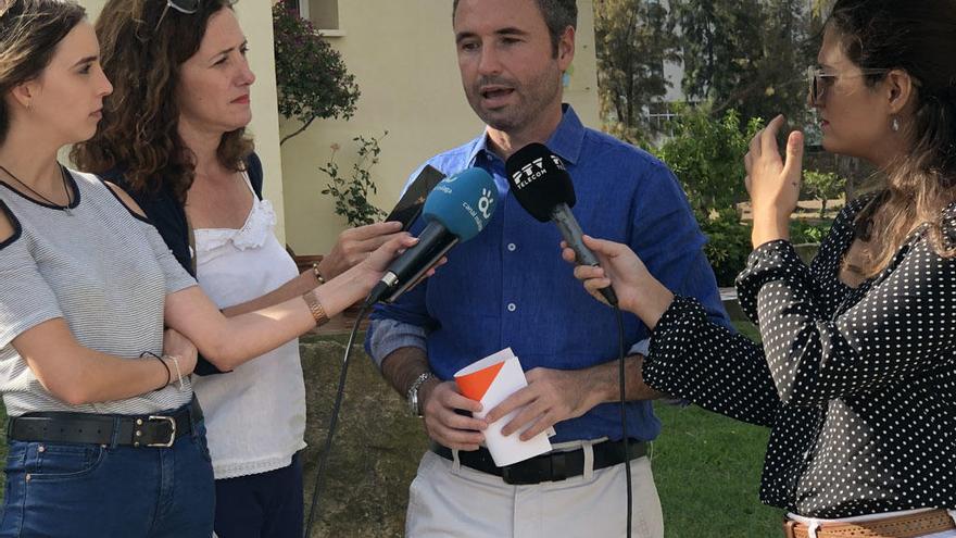 Guillermo Díaz, atendiendo a los medios de comunicación este viernes.