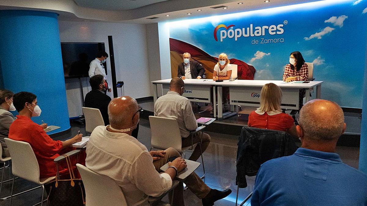Reunión celebrada en la sede del Partido Popular el Víctor Gallego, ayer por la mañana.