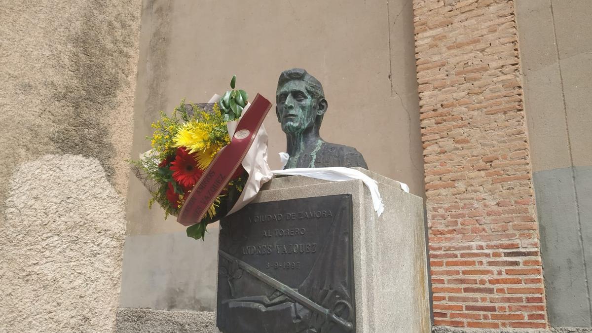 Un ramo de flores, sobre el busto del Vázquez que preside la entrada a la plaza de Toros de Zamora.