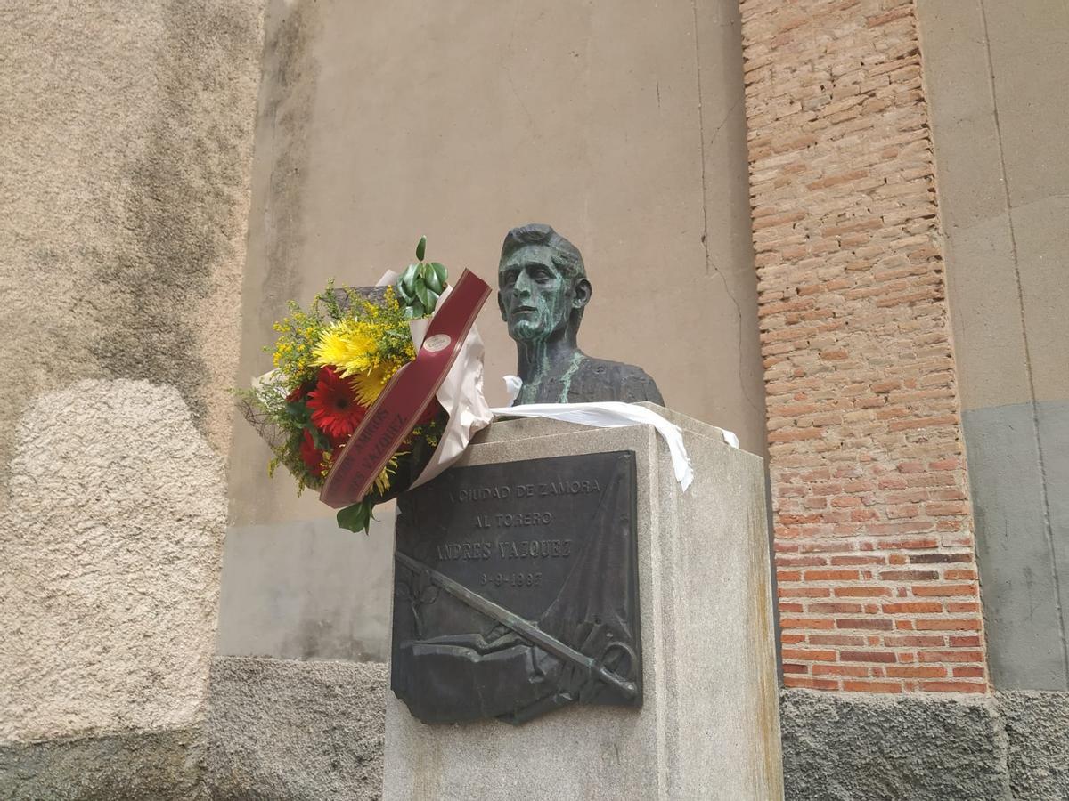 Un ramo de flores, sobre el busto del Vázquez que preside la entrada a la plaza de Toros de Zamora.