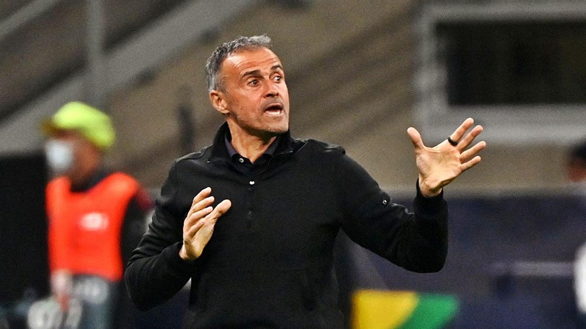 Luis Enrique imparte órdenes desde el banquillo de San Siro. | REUTERS