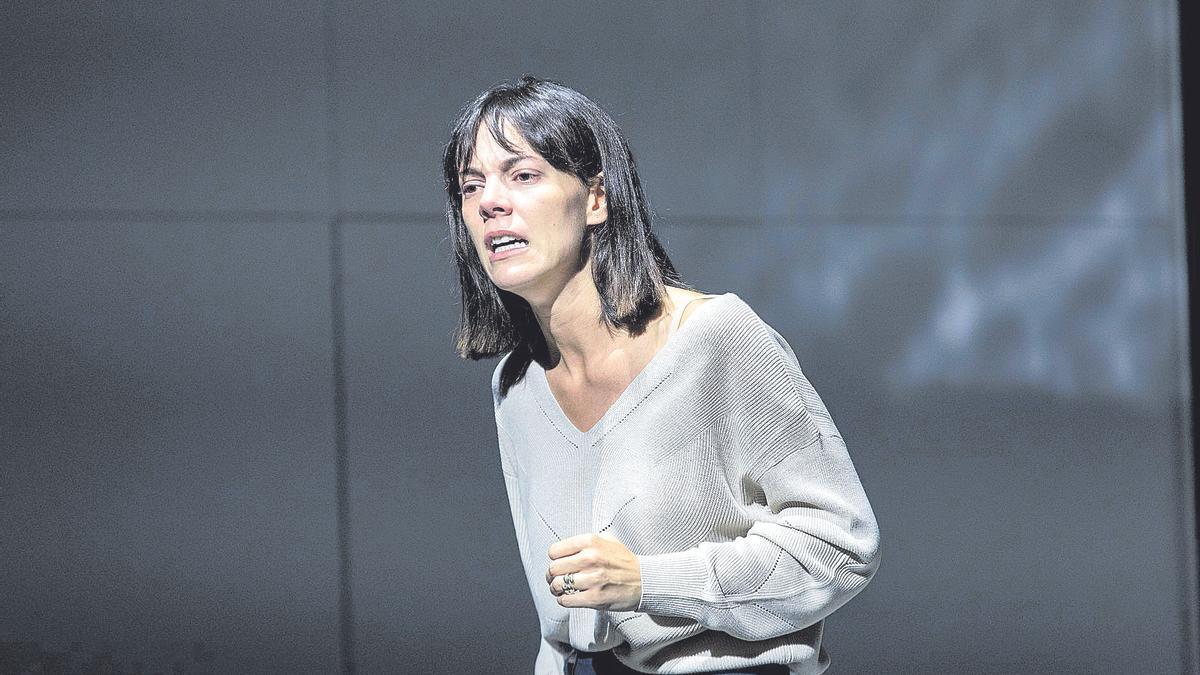 Vicky Luengo en una escena de ‘Prima Facie’, obra que llega al Teatro de las Esquinas de Zaragoza el miércoles.