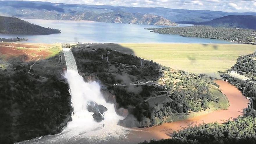 Evacuación masiva por un gran boquete en una presa californiana