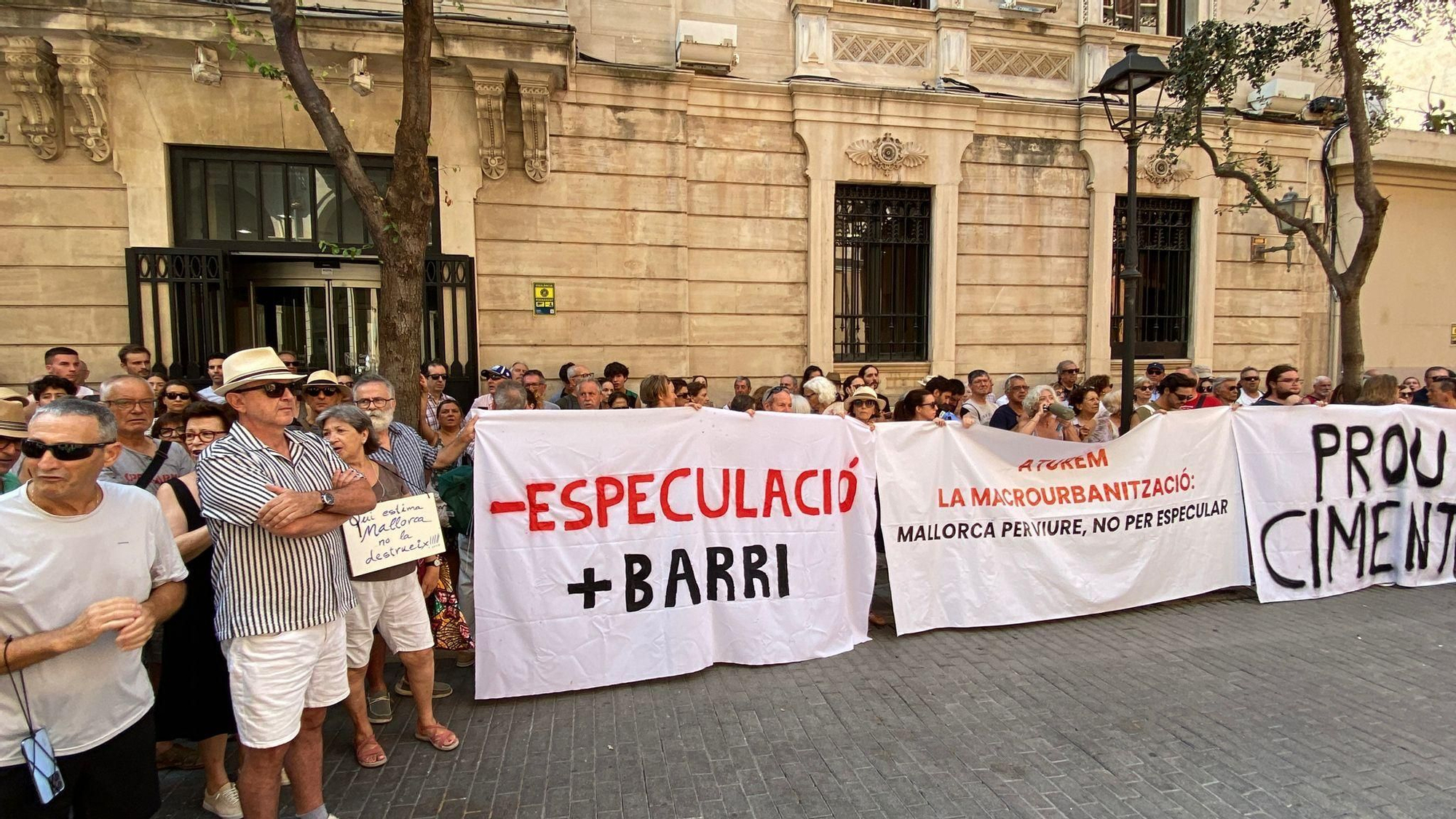 Protesta contra la ley urbanística del Govern frente al Parlament