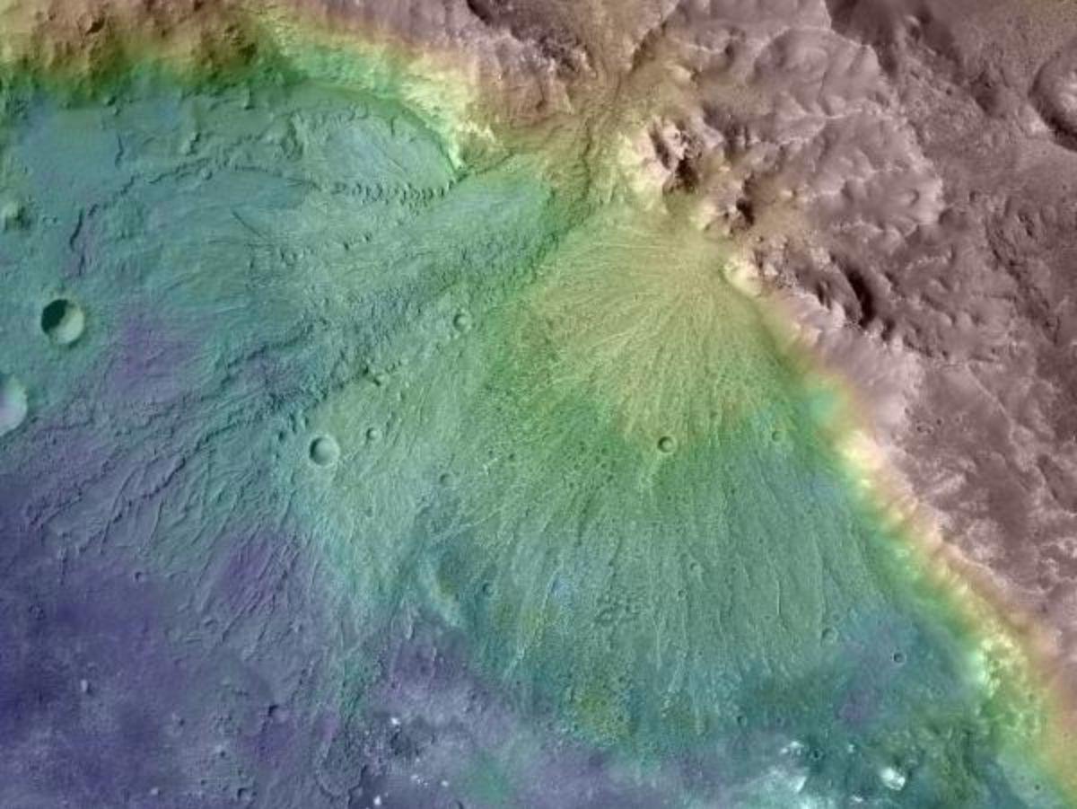 Un abanico aluvial en el cráter Harris. Elevación codificada por colores sobre imágenes visibles.