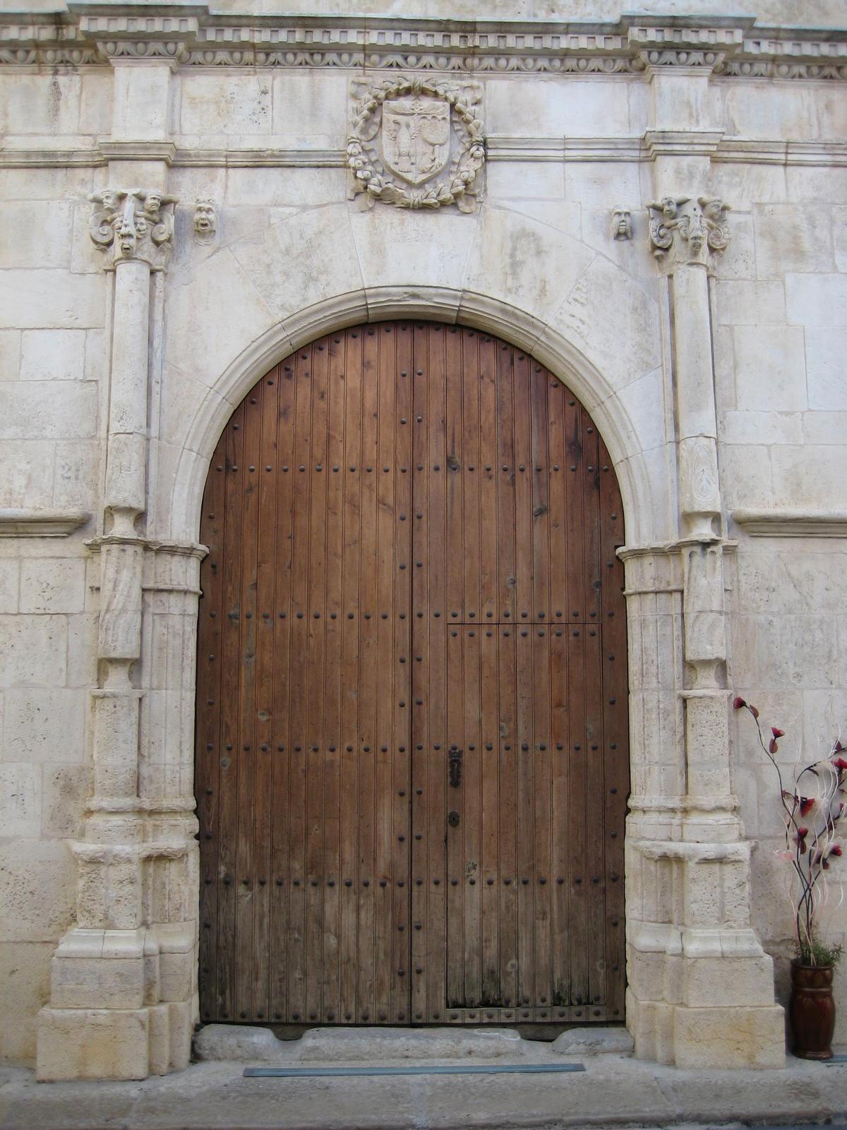 Puerta del Palacio de los marqueses de Villores.