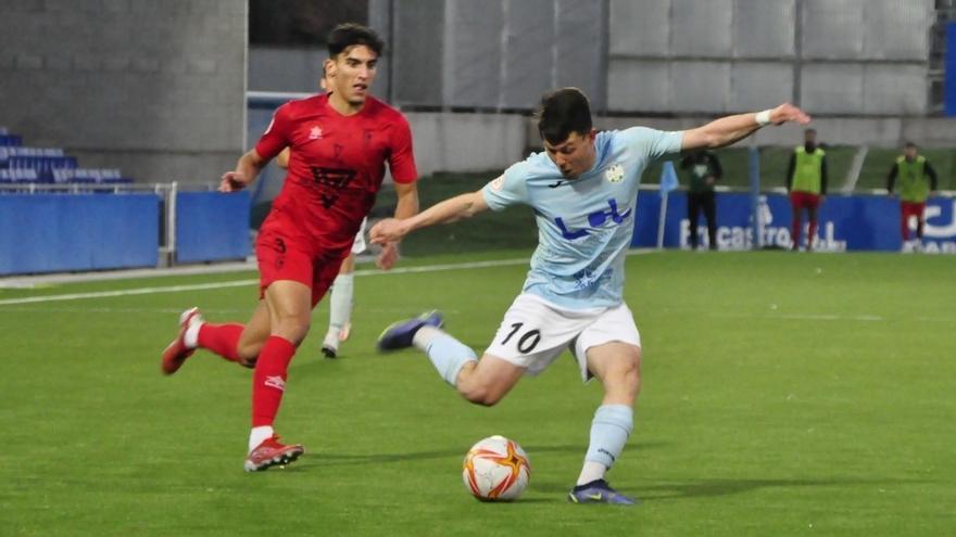 El jugador del Ciudad de Lucena, Iván Henares, prepara el golpeo frente al Antoniano.