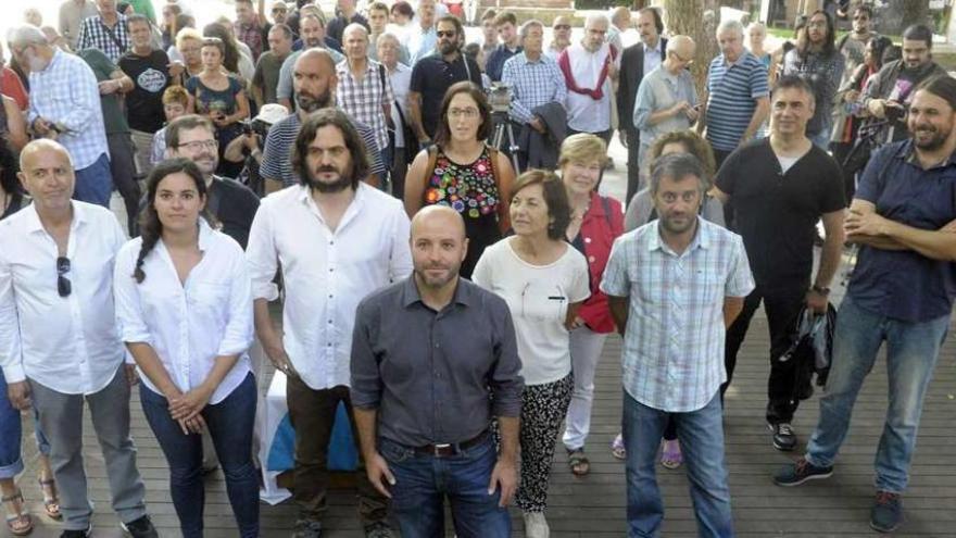 Villares, acompañado por Xulio Ferreiro y los candidatos de En Marea por la provincia de A Coruña ayer en la plaza de España.
