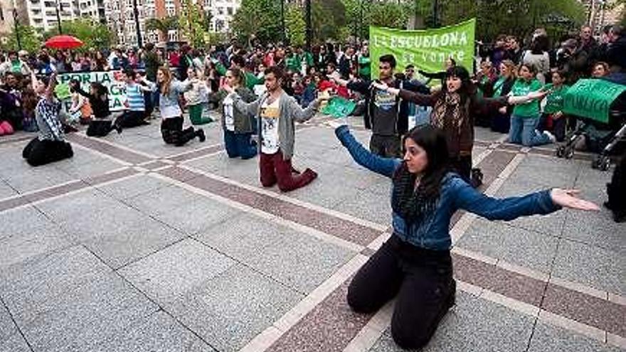 oviedo. Gloria Braga, profesora de la Facultad de Formación del Profesorado, da clase en la plaza de la Gesta.