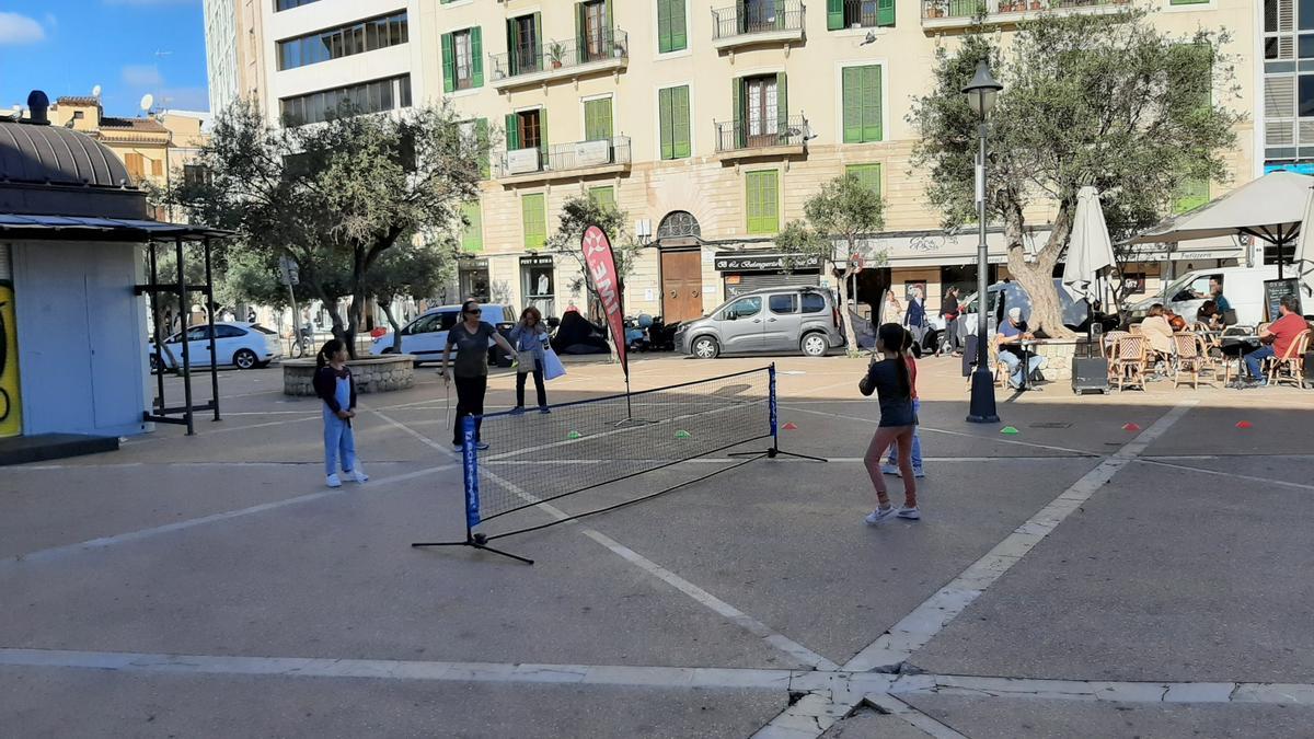 Este año se han añadido actividades deportivas a la visita de Escola al mercat.