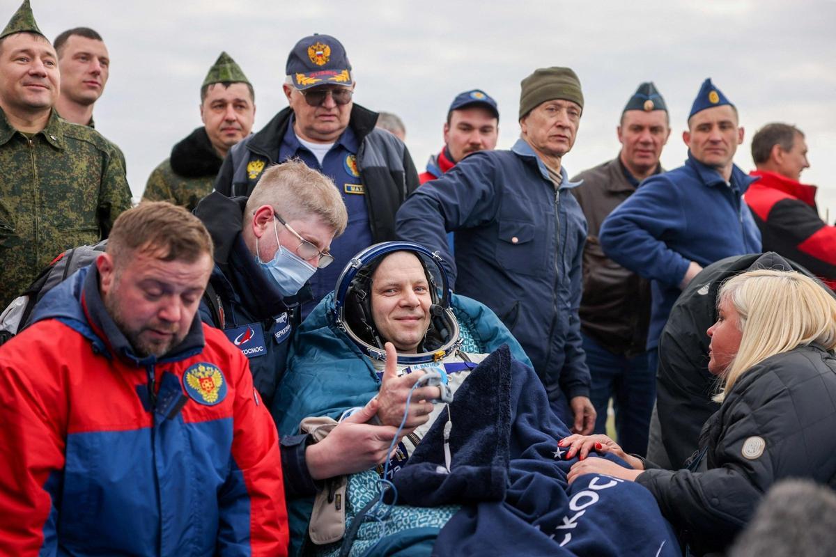 Una nave Soyuz aterriza en Kazajistán con dos rusos y un estadounidense tras 220 días en el espacio Una nave Soyuz aterriza en Kazajistán con dos rusos y un estadounidense tras 220 días en el espacio