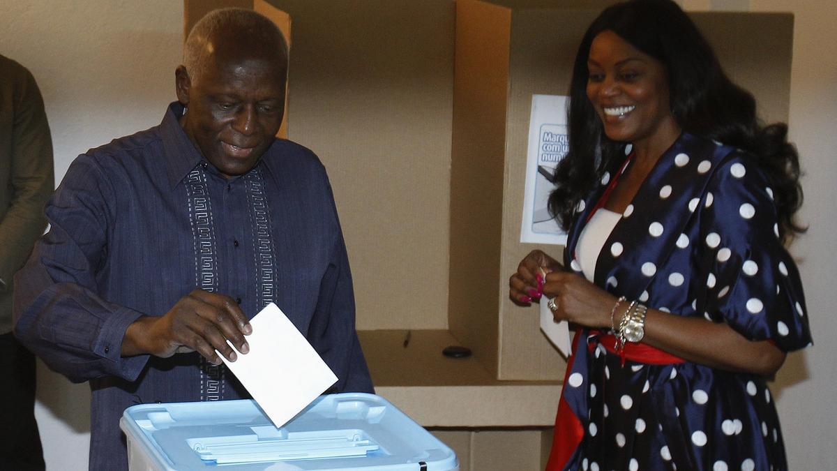 El expresidente de Angola, José Eduardo dos Santos junto a su mujer Ana Paula en 2012