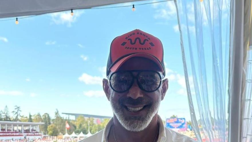Paul Montiel, el "hombre de titanio", una historia de superación en los palcos del Hípico de Gijón: "Es una experiencia bonita; me encanta el ambiente"